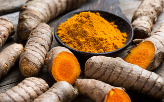 El Dúo Antiinflamatorio Natural que Reemplaza al Ibuprofeno: curcumina y gingeroles